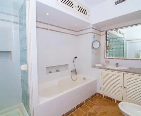 Sleeps 4 Pool Wifi T480135