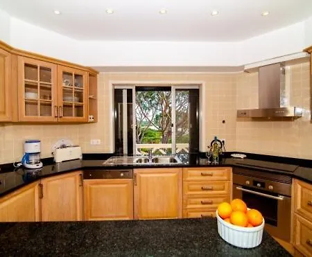 Sleeps 4 Pool Wifi T480135